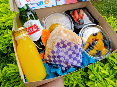 Desayuno sorpresa con jugo y fruta