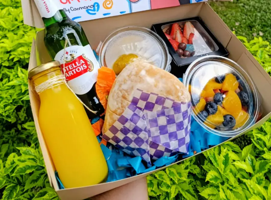 Desayuno sorpresa con jugo, pan, fruta y postre