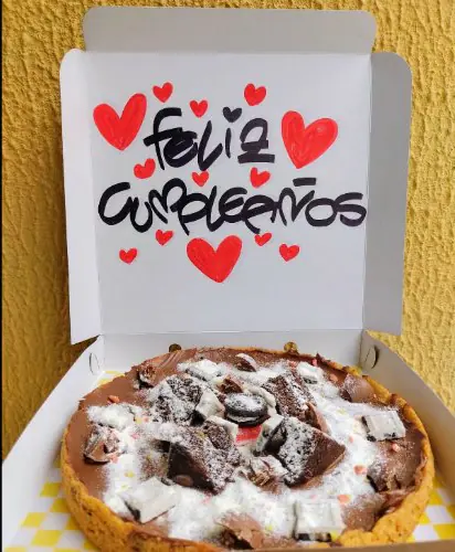Pizza de galleta de cumpleaños con galletas y chocolate blanco