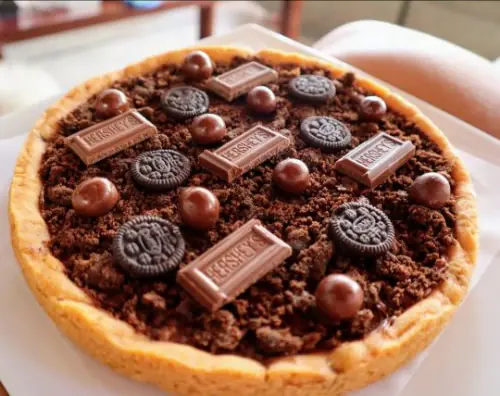 Pizza de galleta Capricho de chocolate con brownie, galletas y chocolatinas