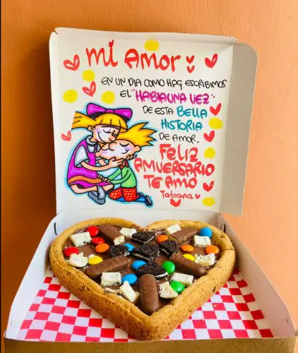 Pizza de galleta en forma de corazón con dedicatoria de amor