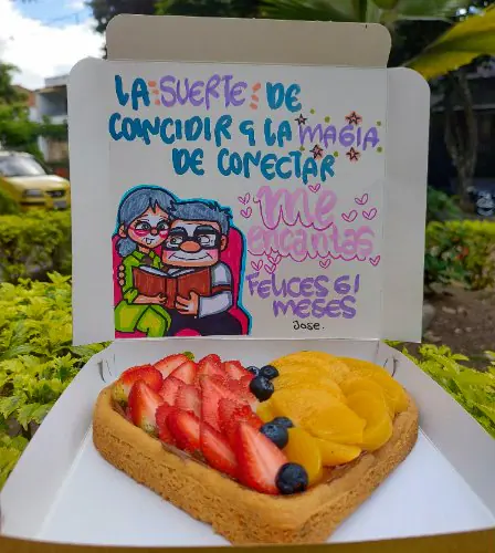 Pizza de galleta con fresas y durazno en forma de corazón